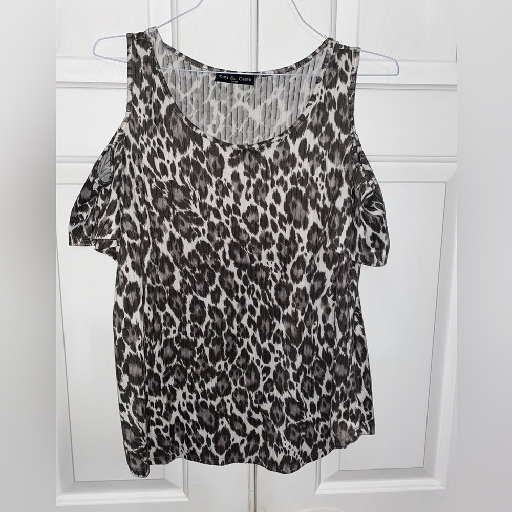 Cold shoulder leopard top